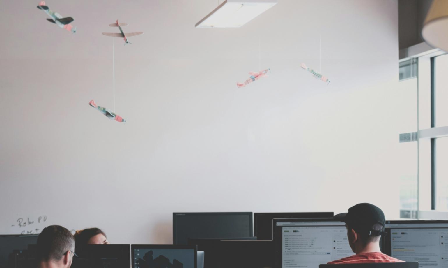 Mystisches Casino-Spiel mit funkelnden Edelsteinen und Bonus-Features