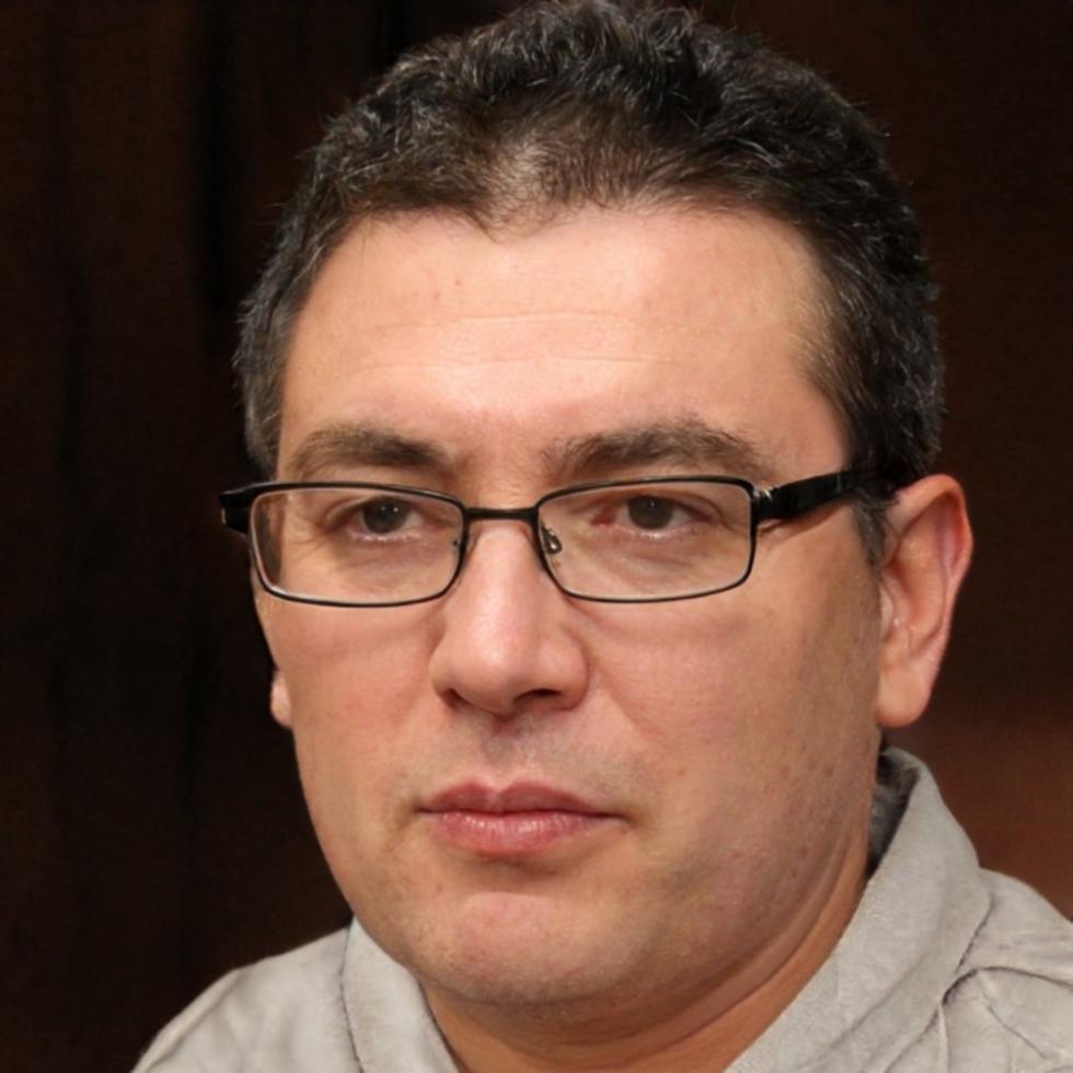 Lächelnder Spieler genießt Social Casino Games auf dem Smartphone